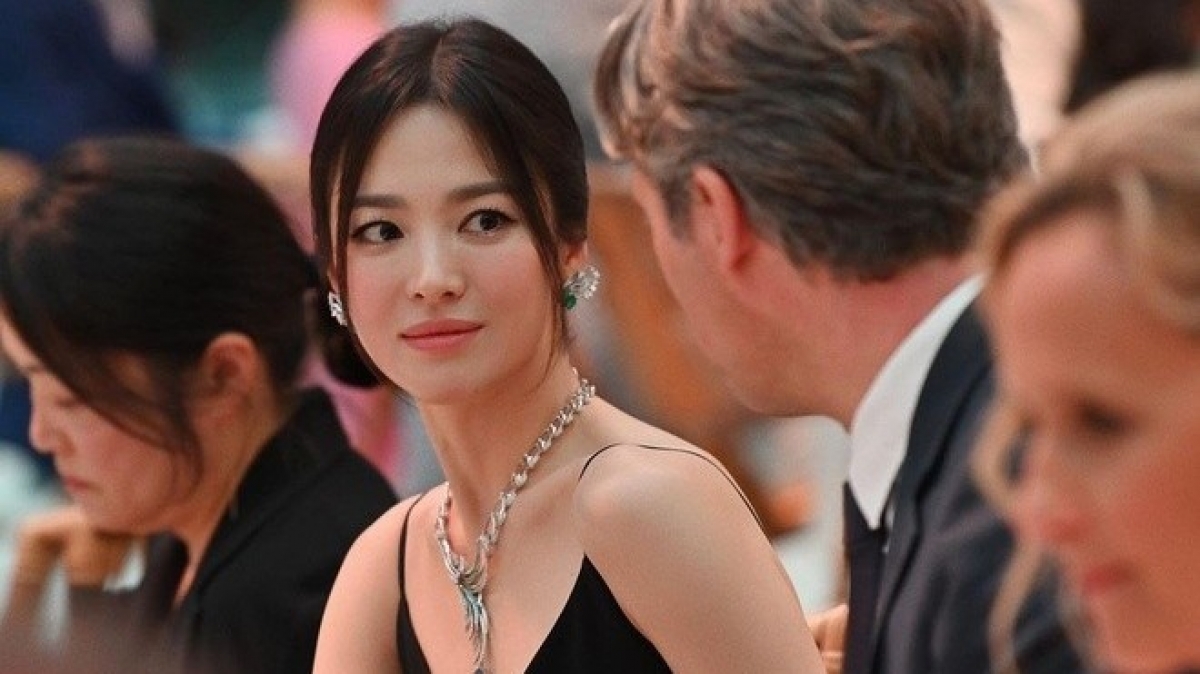 Bất ngờ với hình ảnh 'nữ hoàng mặt mộc' Song Hye Kyo sau 6 tháng 'ở ẩn'
