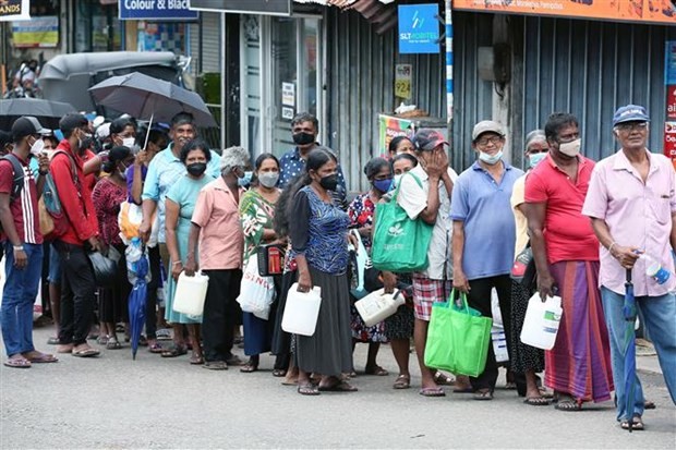 Người dân xếp hàng chờ mua dầu hỏa tại Colombo, Sri Lanka. (Nguồn: Tân Hoa xã)