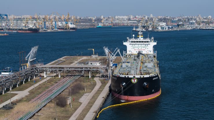 Một tàu chở dầu neo đậu tại một bến dầu khí tại Cảng Constanta ở Romania. (Nguồn: Bloomberg)