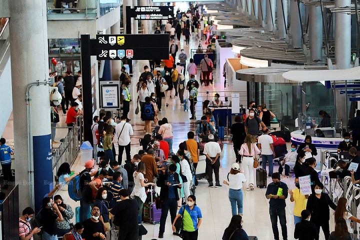 Khách du lịch đã tập trung tại sảnh đến của sân bay Suvarnabhumi ngày hôm qua, ngày đầu tiên khách quốc tế có thể nhập cảnh vào Thái Lan mà không cần xin Thẻ Thái Lan hoặc yêu cầu bảo hiểm Covid-19.  (Ảnh: Somchai Poomlard)