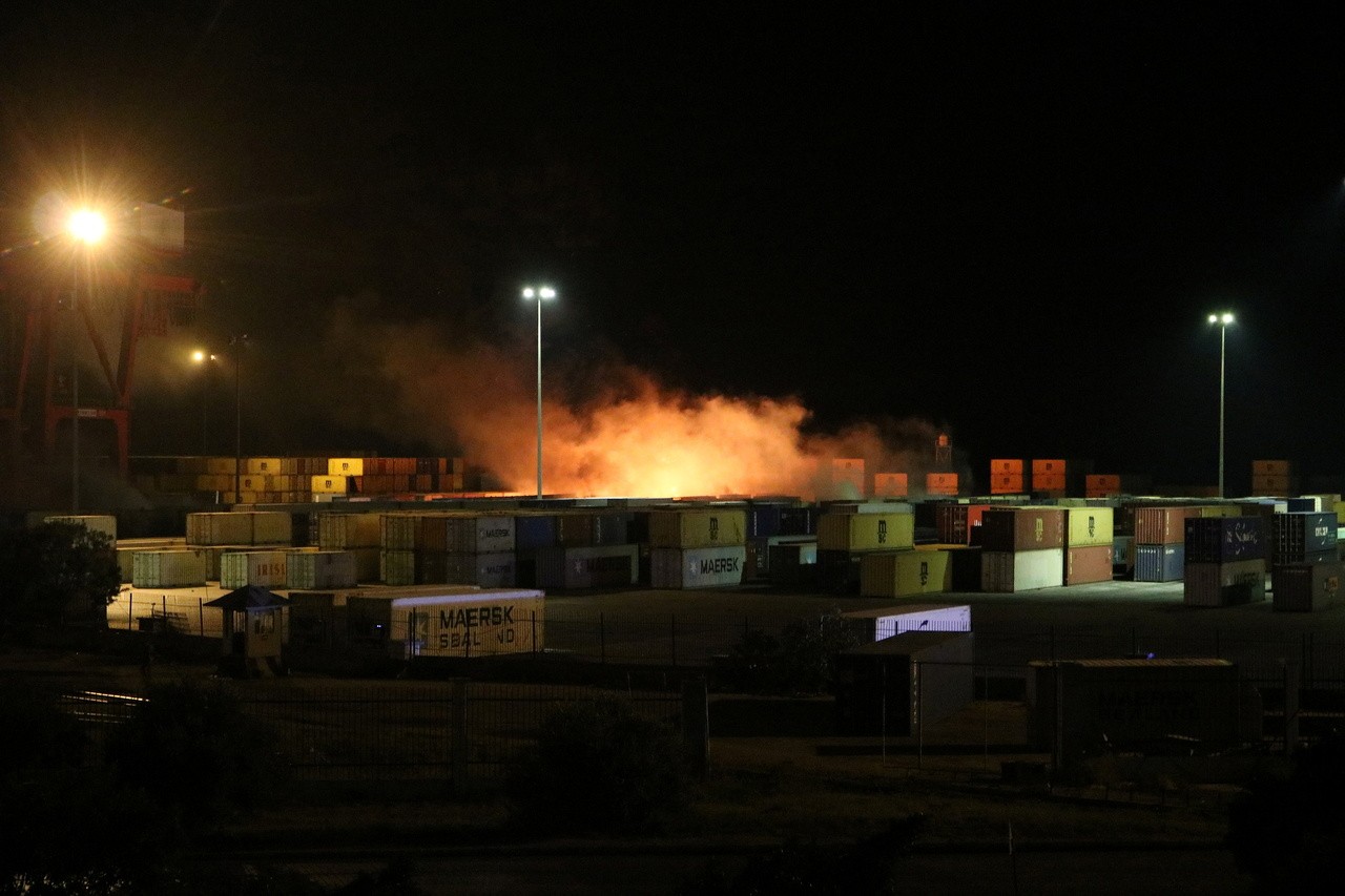 Khói bốc lên từ đám cháy tại một khu vực kho chứa container, sau khi truyền thông nhà nước Syria đưa tin về một cuộc không kích của Israel nhằm vào cảng Latakia, Syria, trong bức ảnh phát hành này được SANA công bố vào ngày 7 tháng 12 năm 2021. SANA / Handout via REUTERS