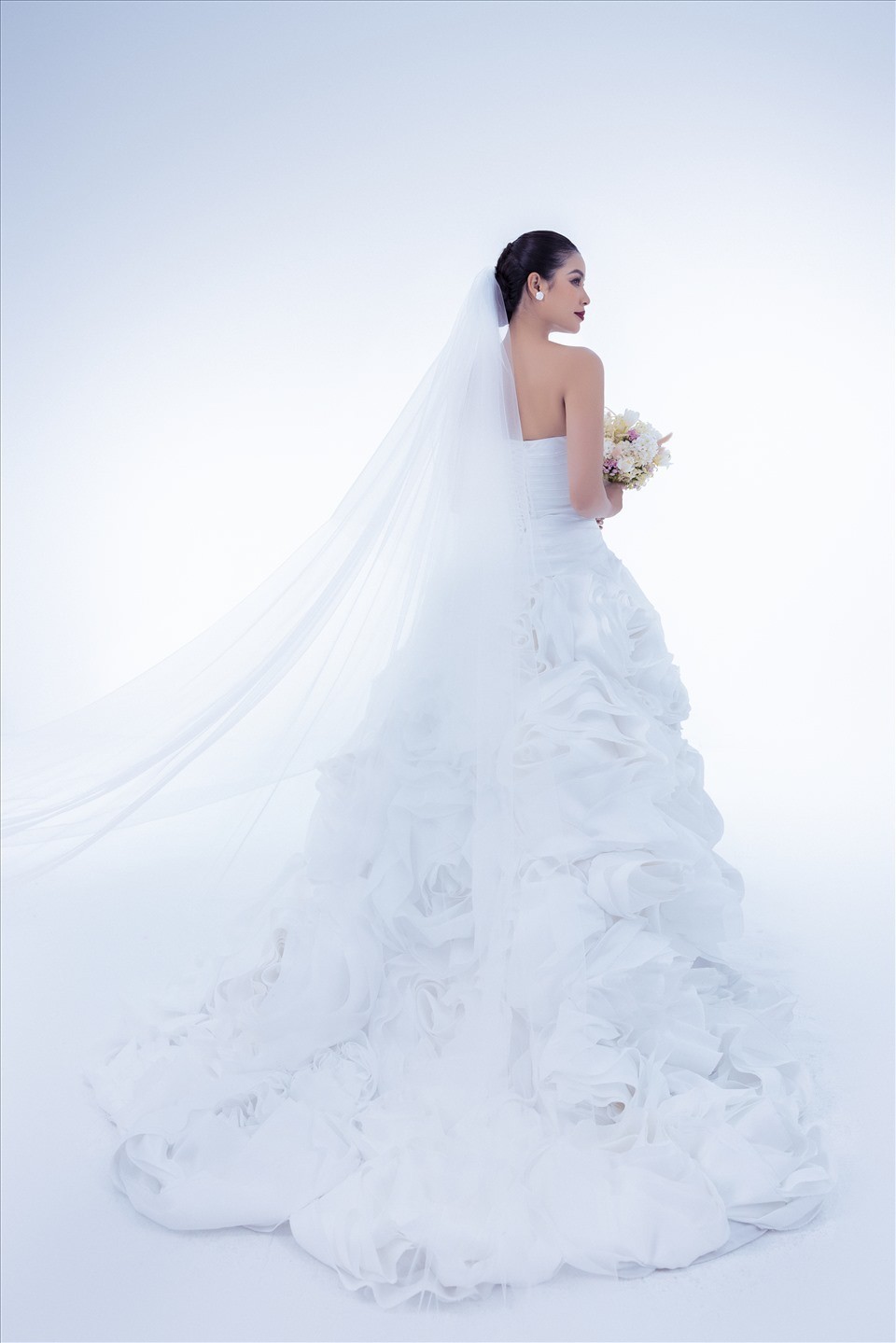 Các thiết kế xẻ ngực, cut out phần thân hay chiết eo tinh tế giúp tôn lên sắc vóc của bà mẹ hai con.