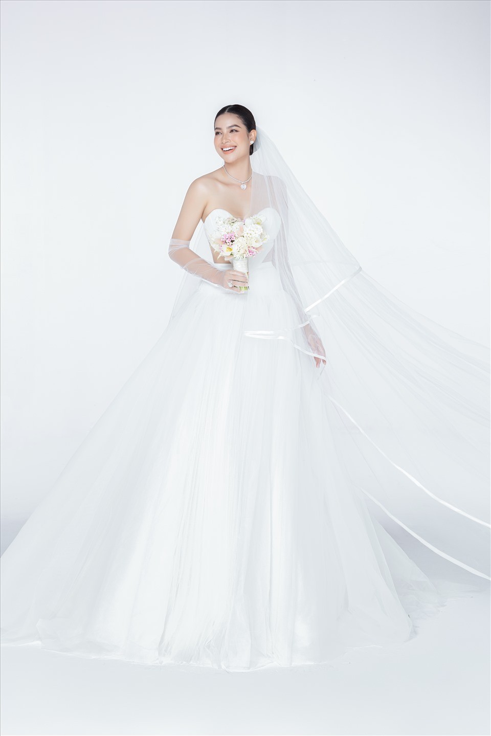 Chất liệu được sử dụng xuyên suốt các thiết kế là những dòng vải cao cấp như phi Italia, taffeta, organza, chiffon và tơ sống - những chất liệu phức tạp và kén người mặc đòi hỏi rất cao về kỹ thuật của nhà thiết kế và người thợ thủ công.