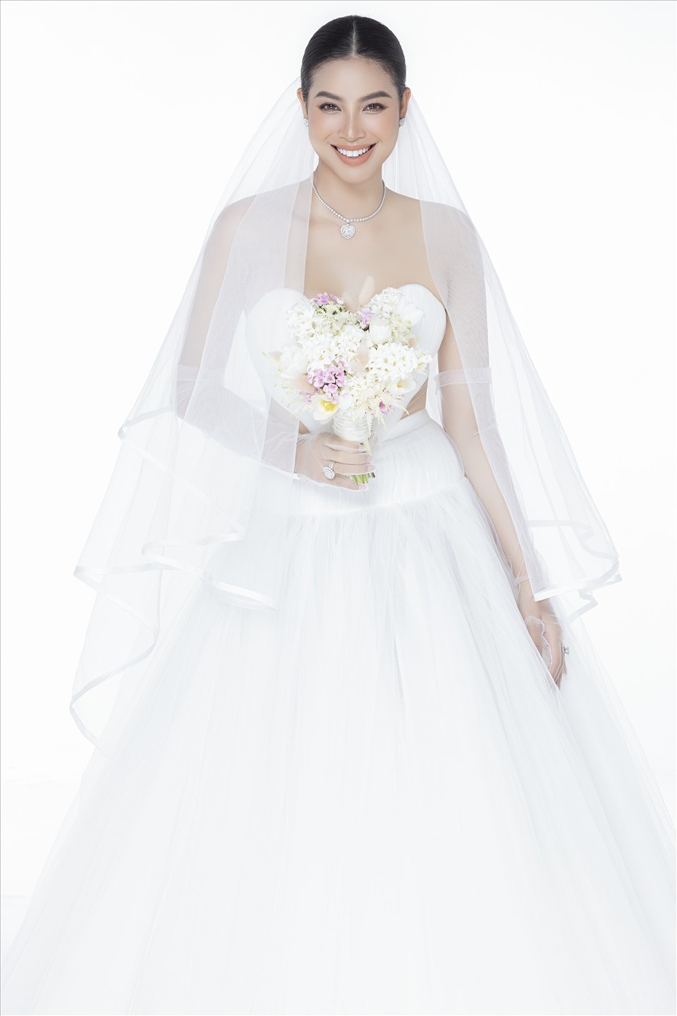 Hoa hậu Phạm Hương hóa nàng thơ trong bộ ảnh cưới vắng bóng chú rể