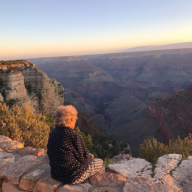 cu ba 89 tuoi di phuot khap nuoc my