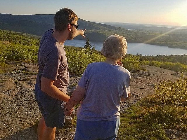 cu ba 89 tuoi di phuot khap nuoc my