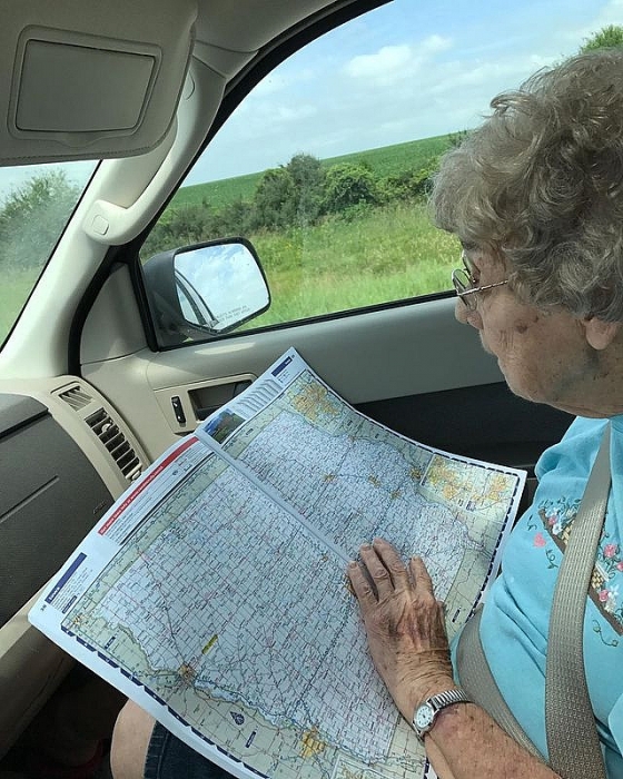 cu ba 89 tuoi di phuot khap nuoc my