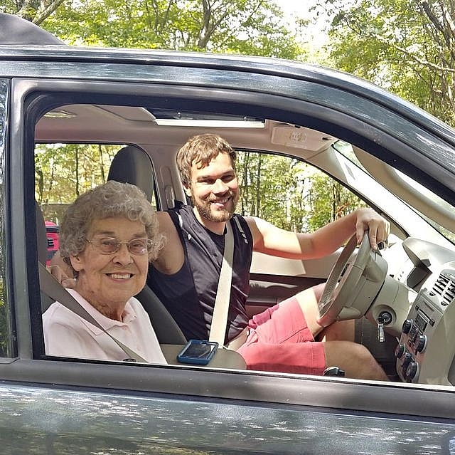 cu ba 89 tuoi di phuot khap nuoc my