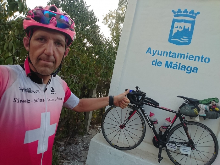 mot cong dan thuy si lap ky luc dap xe qua 16 nuoc trong 6 ngay