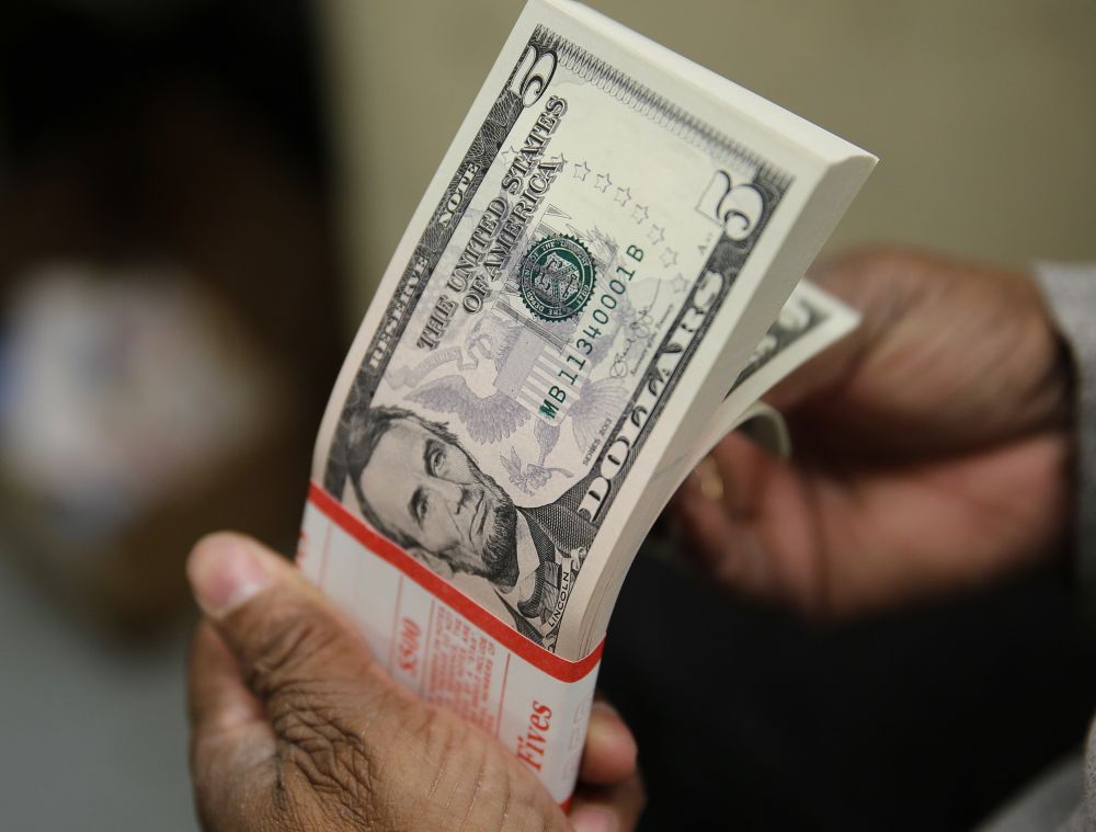 Tỷ giá USD bất ngờ tăng nhẹ. (Nguồn: Reuters) 0000-reuters-newsml-kcn2250qd-1