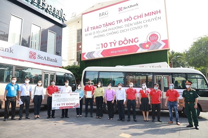 Đại diện Tập đoàn BRG và Ngân hàng SeABank bàn giao 10 ô tô cho các đơn vị tiếp nhận. Đại diện Tập đoàn BRG và Ngân hàng SeABank bàn giao 10 ô tô cho các đơn vị tiếp nhận.