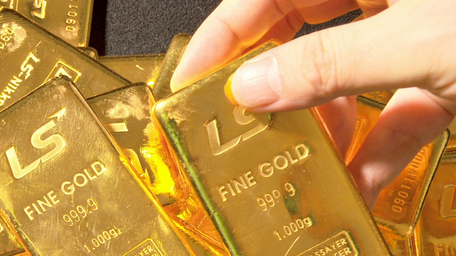 Giá vàng hôm nay 15/8: Giá vàng tăng thận trọng, mốc 1.800 USD có giữ được lâu? đã tìm ra 'thủ phạm' cản đường kim loại quý
