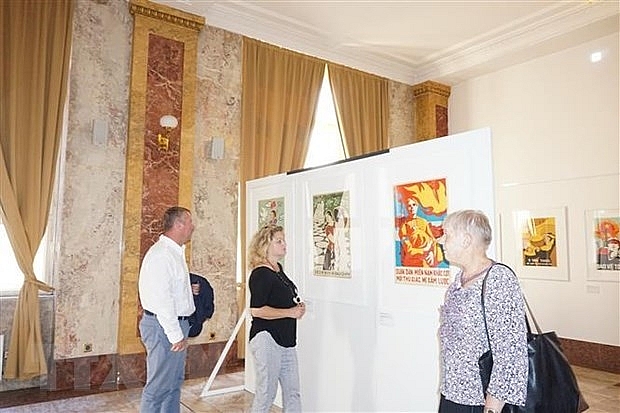 trien lam tranh co dong viet nam 1945 2000 tai slovakia