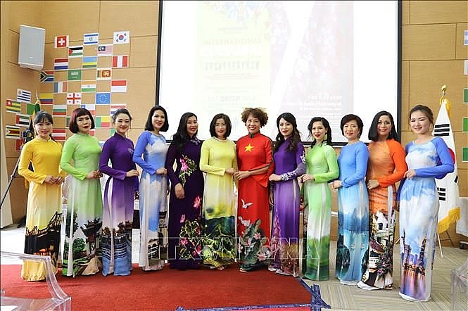 an tuong ao dai viet nam trong ngay hoi van hoa quoc te tai nam phi