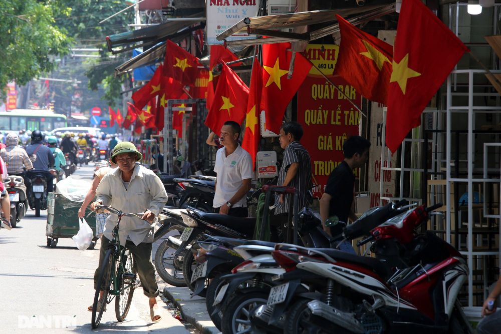 Cờ Tổ quốc đỏ rực khắp phố phường Hà Nội mừng ngày Quốc Khánh 2/9