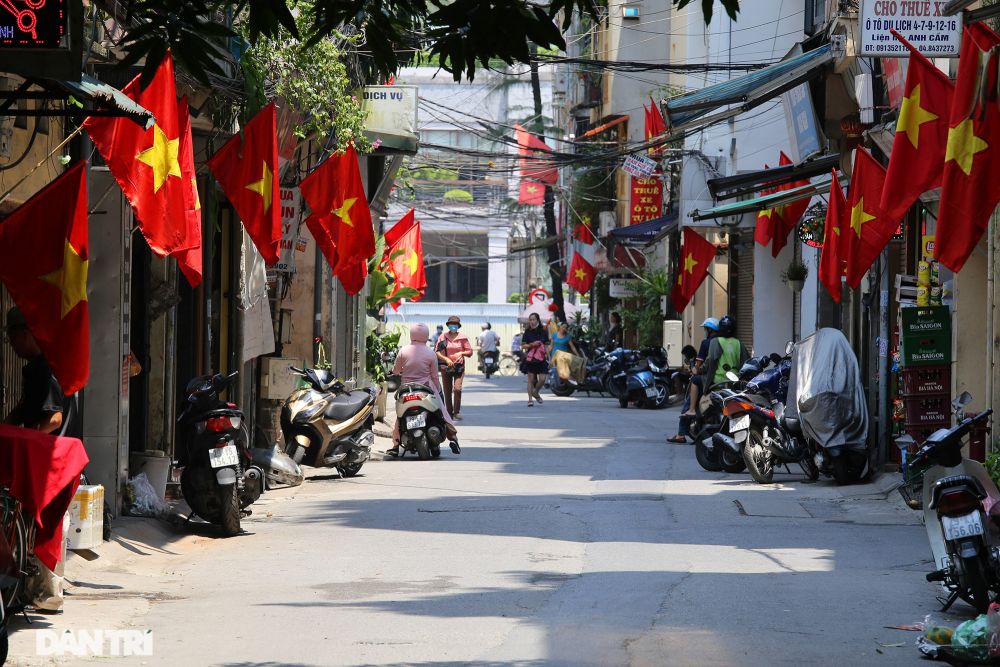 Cờ Tổ quốc đỏ rực khắp phố phường Hà Nội mừng ngày Quốc Khánh 2/9