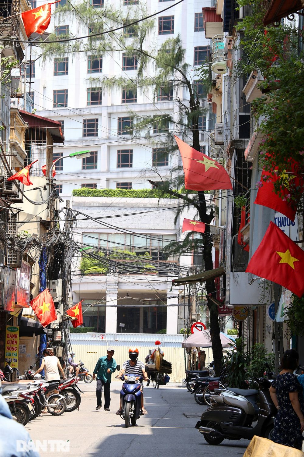 Cờ Tổ quốc đỏ rực khắp phố phường Hà Nội mừng ngày Quốc Khánh 2/9