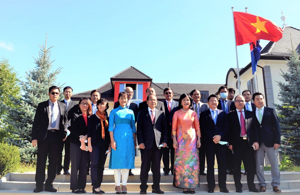 5526-4-ys-lao-va-ys-vn-tyi-geneva-cung-can-by-2-py-chao-myng-75-nym-qkvn