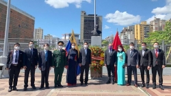 Đại sứ quán Việt Nam tại Venezuela tổ chức Lễ dâng hoa tại Tượng đài Hồ Chí Minh