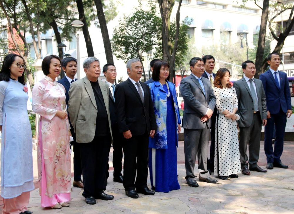 Lễ dâng hoa lên tượng Bác trước tượng đài của Người tại trung tâm thủ đô Mexico. 1414-20200909-000137