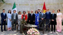 Đại sứ quán Việt Nam tại Mexico dâng hoa tưởng niệm Bác Hồ tại Thủ đô Mexico