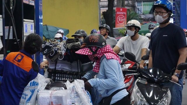 gia xang dau hom nay 1412 bo tui them 2 usd trong nuoc nguoi dan vui nhu tet khi gia xang giam sau