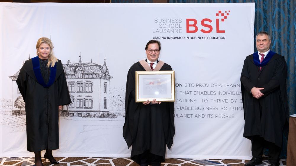 Đại học kinh doanh Lausanne vinh danh thành tích xuất sắc trong sự nghiệp ngoại giao của Đại sứ Dương Chí Dũng