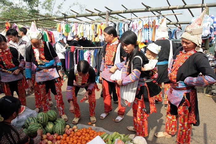phiên chợ đặc trưng vùng cao, say mê với trang phục truyền thống của đồng bào Dao 