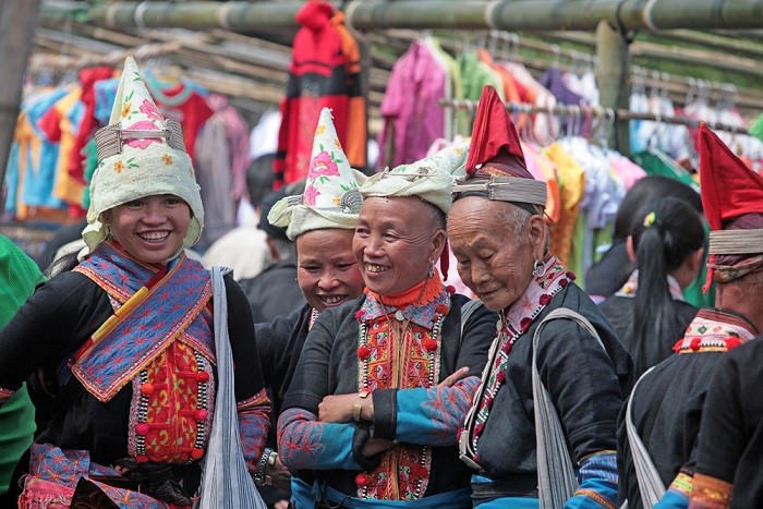 chợ Sừng bởi chợ họp vào ngày hai con vật có sừng trong 12 con giáp là con dê (ngày Mùi) và con trâu (ngày Sửu). Vậy là cứ sáu ngày chợ họp một lần.