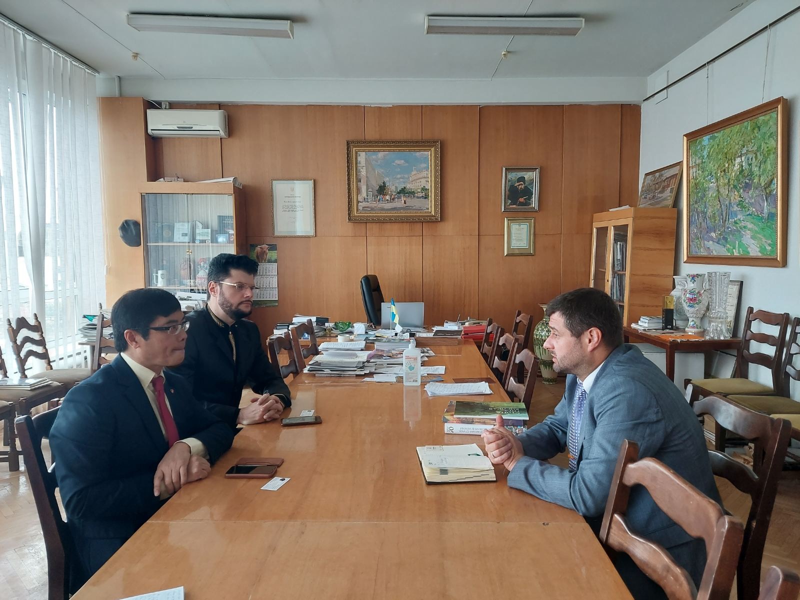 Đại sứ Nguyễn Hồng Thạch làm việc với Hội Họa sỹ Quốc gia Ukraine