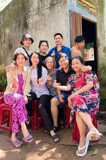 Sao Việt: Minh Hằng thả dáng trên du thuyền, Phương Anh Đào khoe mặt mộc 'không tì vết'