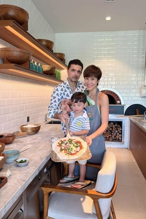 Vợ chồng MC Phương Mai làm pizza cùng con trai.