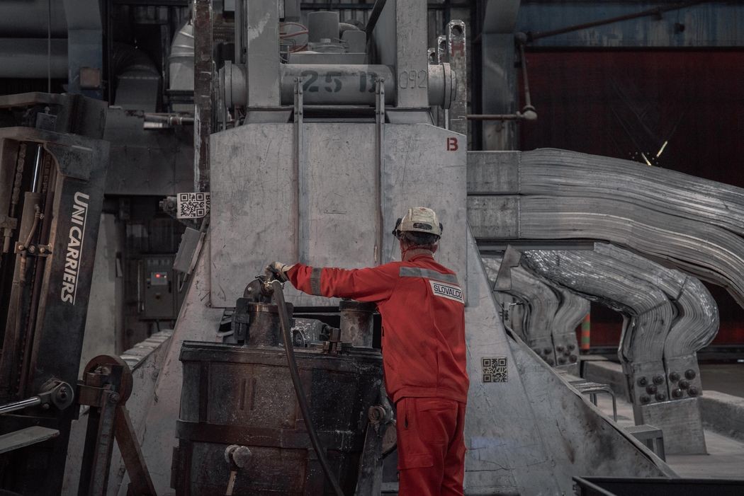 Một công nhân tại Slovalco. ẢNH: MICHAELA NAGYIDAIOVA CHO THE WALL STREET JOURNAL