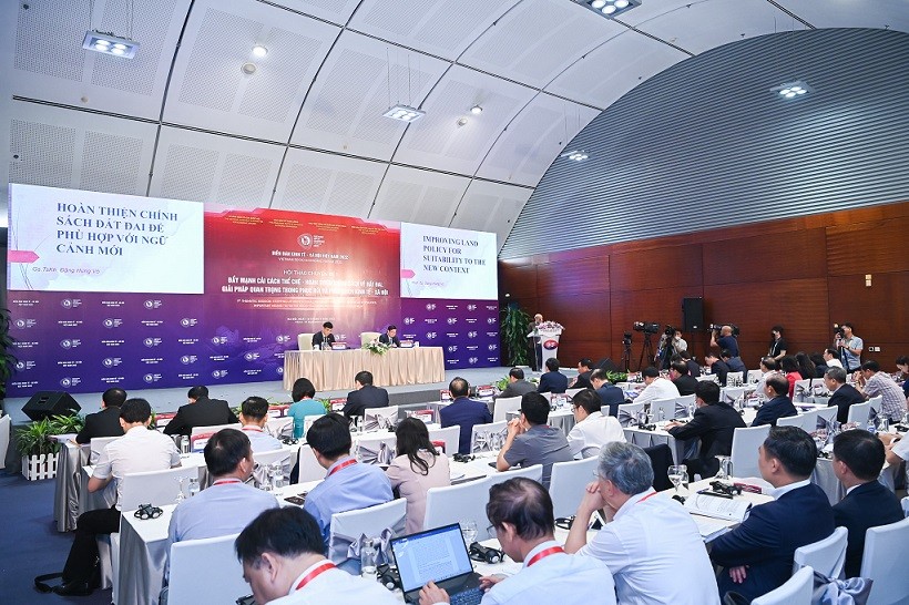  chuyên đề 1 có chủ đề về đẩy mạnh cải cách thể chế - hoàn thiện chính sách về đất đai, giải pháp quan trọng trong phục hồi và phát triển kinh tế-xã hội.