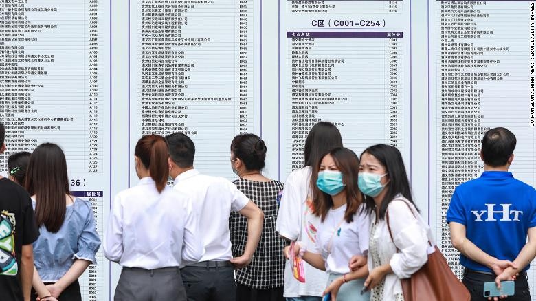 Sinh viên tốt nghiệp đại học tham dự hội chợ việc làm vào ngày 23 tháng 6 năm 2022 tại Zunyi, tỉnh Quý Châu, Trung Quốc.. (Nguồn: CNN) Sinh viên tốt nghiệp đại học tham dự hội chợ việc làm vào ngày 23 tháng 6 năm 2022 tại Zunyi, tỉnh Quý Châu, Trung Quốc.. (Nguồn: CNN)