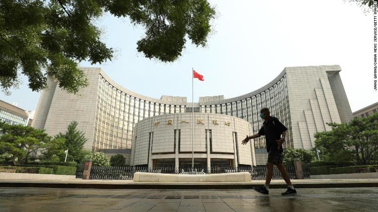 Một người đàn ông đi ngang qua tòa nhà Ngân hàng Nhân dân Trung Quốc (PBOC) vào ngày 20 tháng 7 năm 2022 tại Bắc Kinh, Trung Quốc. (Nguồn: CNN)