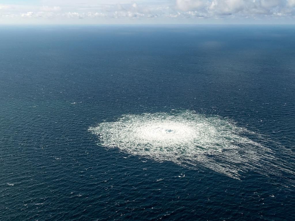 Sự cố rò rỉ khí tại đường ống dẫn khí Nord Stream 2 được nhìn thấy từ một chiếc F-16 của Đan Mạch. (Nguồn: AFP)