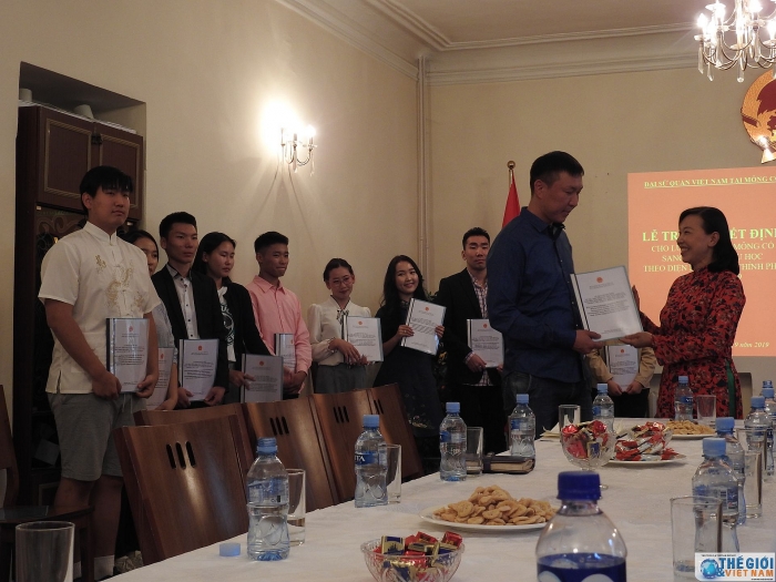 trao quyet dinh tiep nhan luu hoc sinh mong co hoc tap tai viet nam