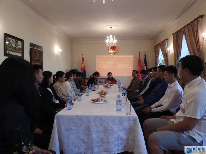 trao quyet dinh tiep nhan luu hoc sinh mong co hoc tap tai viet nam