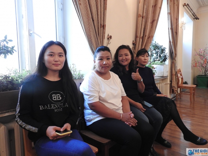 trao quyet dinh tiep nhan luu hoc sinh mong co hoc tap tai viet nam