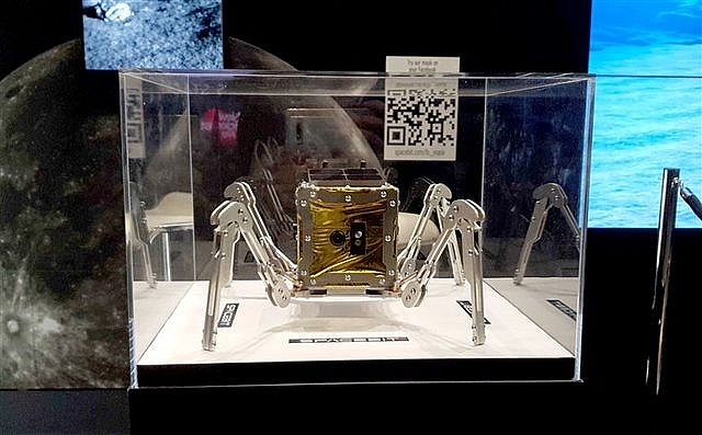 xe tu hanh tren mat trang dau tien cua anh la mot robot bon chan