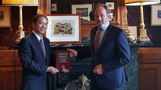 Đại sứ Phạm Việt Anh chào xã giao Tổng Thư ký Tòa Trọng tài Thường trực