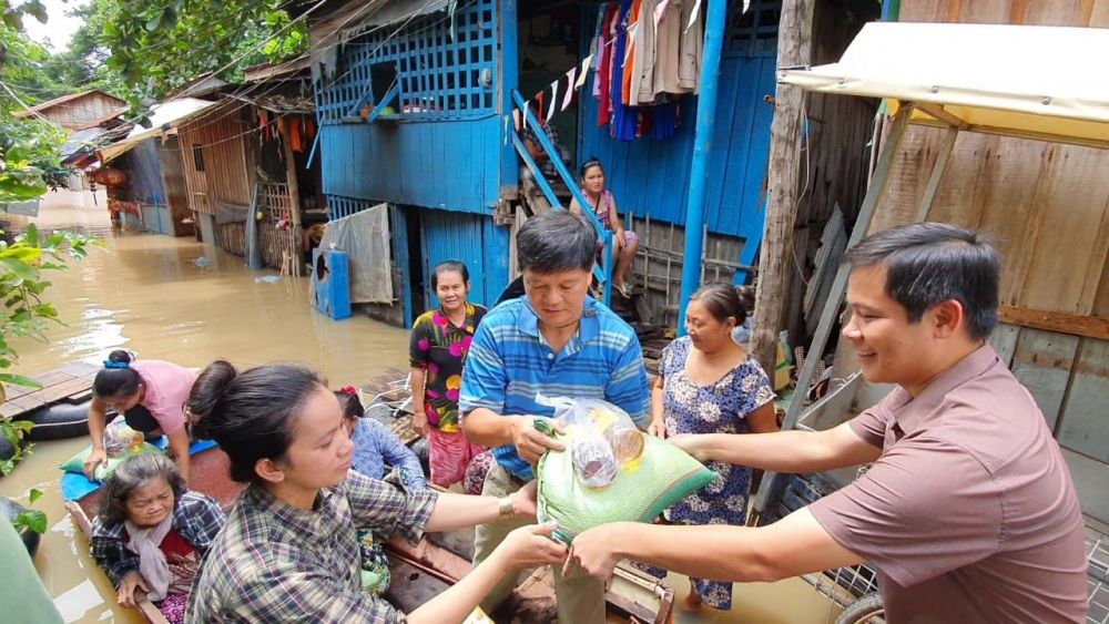 Tổng Lãnh sự quán Việt Nam tại tỉnh Preah Sihanouk chung tay cứu trợ bà con Việt kiều tại Kampong Speu