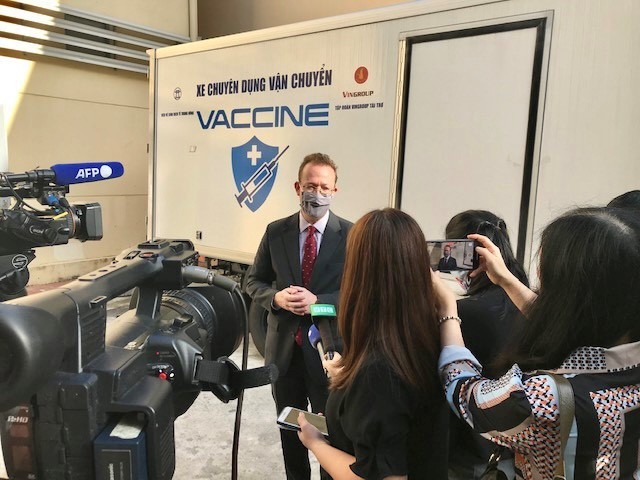 Đại biện Lâm thời Đại sứ quán Hoa Kỳ, Christopher Klein trả lời phỏng vấn báo chí bên lề sự kiện.