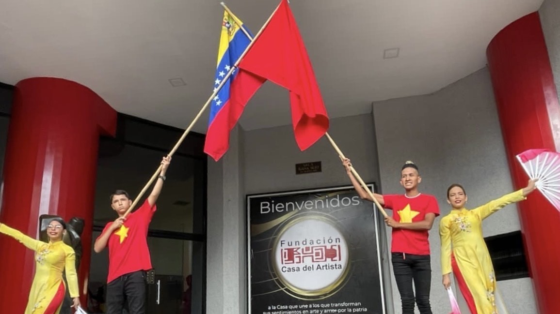 Việt Nam qua lăng kính các nghệ sĩ nổi tiếng của Venezuela Việt Nam qua lăng kính các nghệ sĩ nổi tiếng của Venezuela