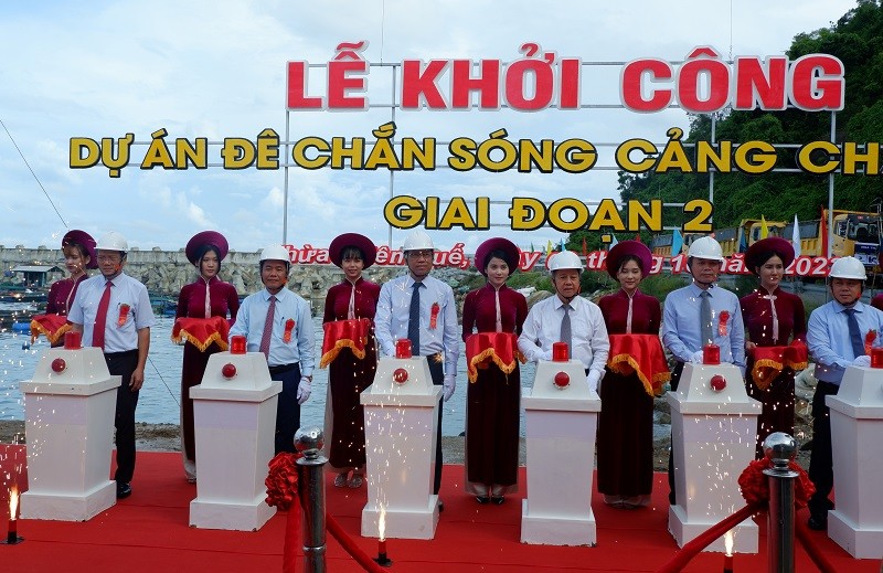 Các đại biểu thực hiện nghi thức khởi công xây dựng công trình đê chắn sóng cảng Chân Mây – giai đoạn 2. (Ảnh: Thành Chung)