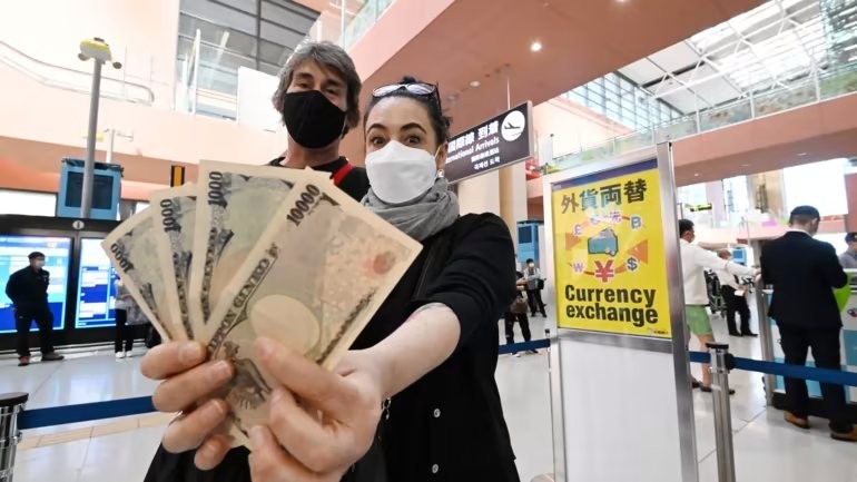 Du khách nước ngoài đổi tiền tại sân bay quốc tế Kansai vào ngày 11 tháng 10. (Ảnh của Arisa Moriyama)
