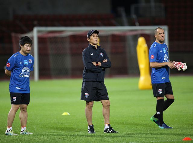 hlv nishino choi don tam ly voi cau thu thai lan truoc tran quyet dau voi tuyen viet nam