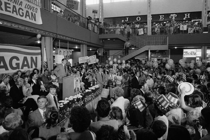 Sau cùng, chuỗi sự kiện trong khuôn khổ chiến dịch vận động nơi các ứng cử viên có thể tự quảng bá bản thân trước đám đông đã trở thành thông lệ. Cựu Tổng thống Ronald Reagan cũng đã từng áp dụng cách thức vận động tranh cử này để tiếp cận người dân tại trung tâm mua sắm Topanga tại bang California. Chiến dịch vận động tranh cử Tổng thống Mỹ đã thay đổi như thế nào trong những năm qua?