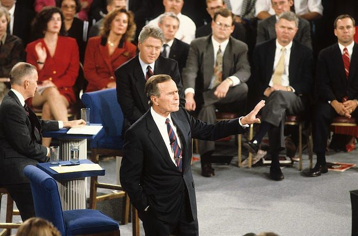 George HW Bush và Bill Clinton tại cuộc tranh luận ở tòa thị chính năm 1992. Chiến dịch vận động tranh cử Tổng thống Mỹ đã thay đổi như thế nào trong những năm qua?